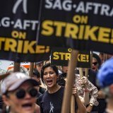 Des centaines de grévistes munis de pancartes ont défilé devant l'immeuble de Netflix sur le fameux Sunset Boulevard de Los Angeles. Des scènes similaires se sont déroulées partout dans la ville devant les autres studios et services de streaming....